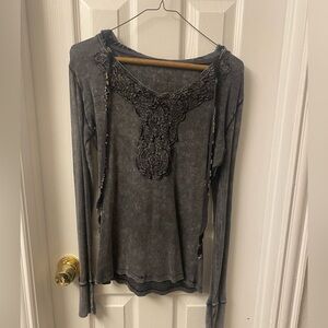 Gray long sleeve pull over. Stretchy material.